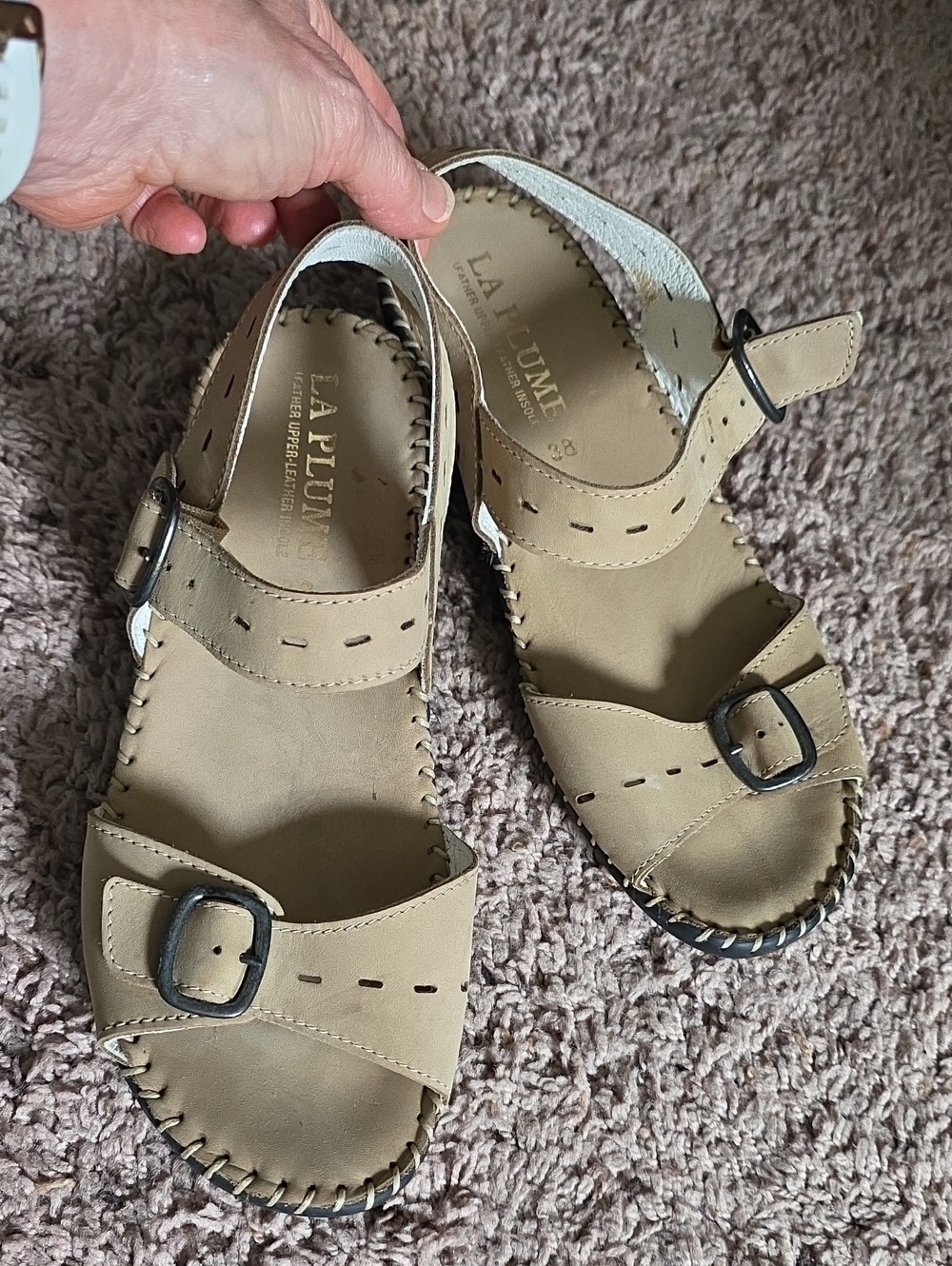 LA PLUME Women's Tan Buckle Leather Sandals
